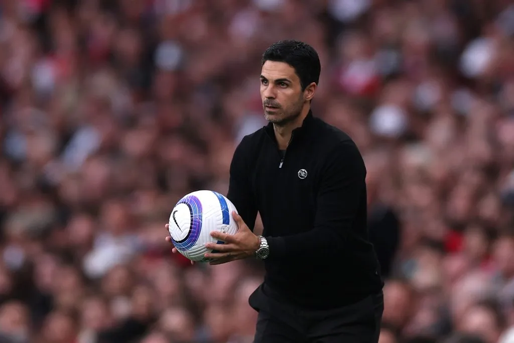 Arteta segura bola com a mão