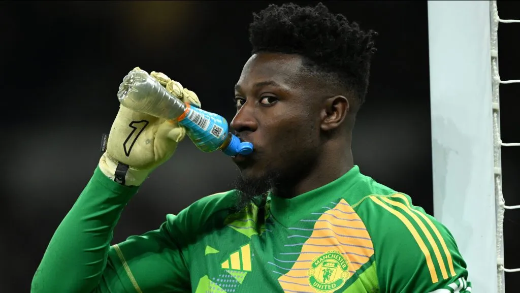 Andre Onana, em campo, de camisa verde do Manchester United. (Photo by Justin Setterfield/Getty Images)