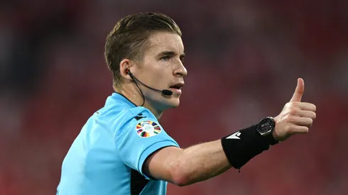 Árbitro é colocado em xeque na Champions League. Foto: Clive Mason/Getty Images