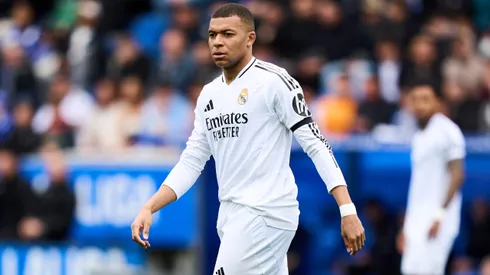 Mbappé é rival do Barcelona e recebeu punição. (Photo by Juan Manuel Serrano Arce/Getty Images)