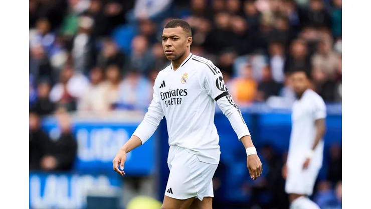 Mbappé é rival do Barcelona e recebeu punição. (Photo by Juan Manuel Serrano Arce/Getty Images)