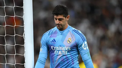 Courtois defende pênalti de Saka em Real Madrid x Arsenal na Champions.