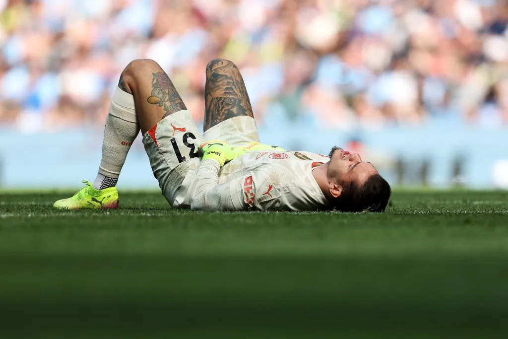 Ederson caído no chão
