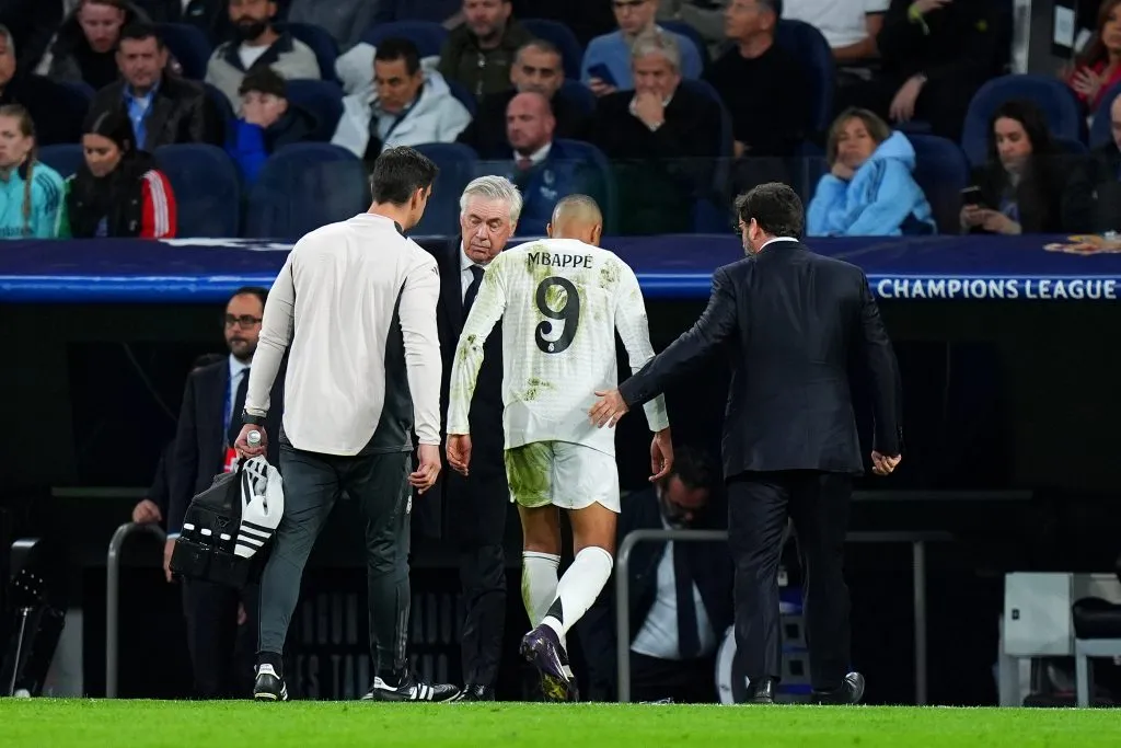 Mbappé, em campo, com a camisa branca do REAL MADRID