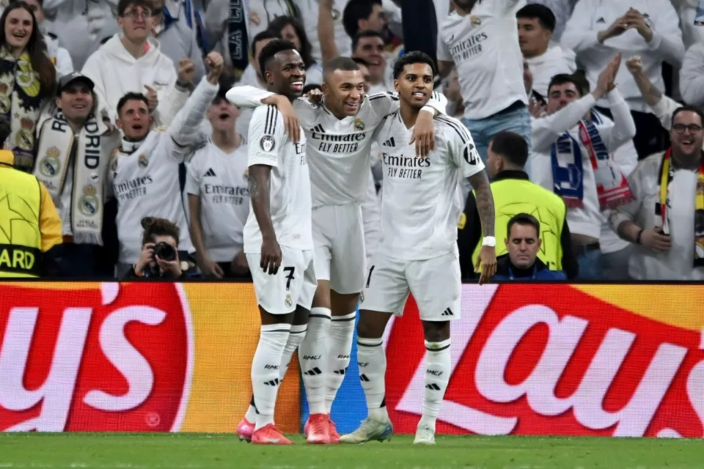 Vini Jr, Mbappé e Rodrygo, em campo, com a camisa branca do REAL Madrid. (Photo by Denis Doyle/Getty Images)