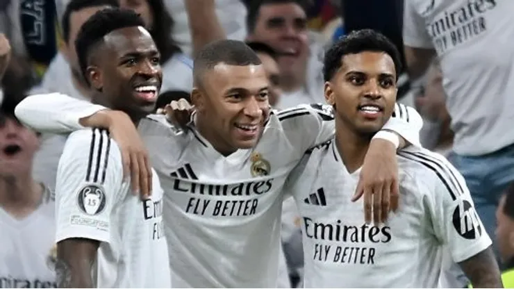 Vini Jr, Mbappé e Rodrygo pelo Real Madrid. (Photo by Denis Doyle/Getty Images)