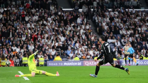 Gabriel Martinelli, do Arsenal, marca o segundo gol do seu time contra Thibaut Courtois, do Real Madrid, durante a partida de volta das quartas de final da Liga dos Campeões da UEFA 2024/25, entre Real Madrid C.F. e Arsenal FC, no Estádio Santiago Bernabéu, em 16 de abril de 2025, em Madri, Espanha. (Foto de David Ramos/Getty Images)