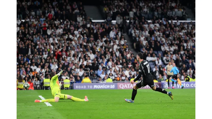Gabriel Martinelli, do Arsenal, marca o segundo gol do seu time contra Thibaut Courtois, do Real Madrid, durante a partida de volta das quartas de final da Liga dos Campeões da UEFA 2024/25, entre Real Madrid C.F. e Arsenal FC, no Estádio Santiago Bernabéu, em 16 de abril de 2025, em Madri, Espanha. (Foto de David Ramos/Getty Images)