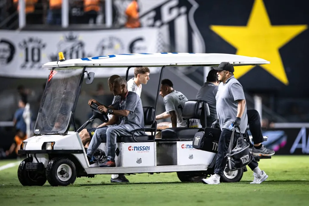 Neymar precisou deixar o gramado mais cedo nesta quarta. Foto: Abner Dourado/AGIF