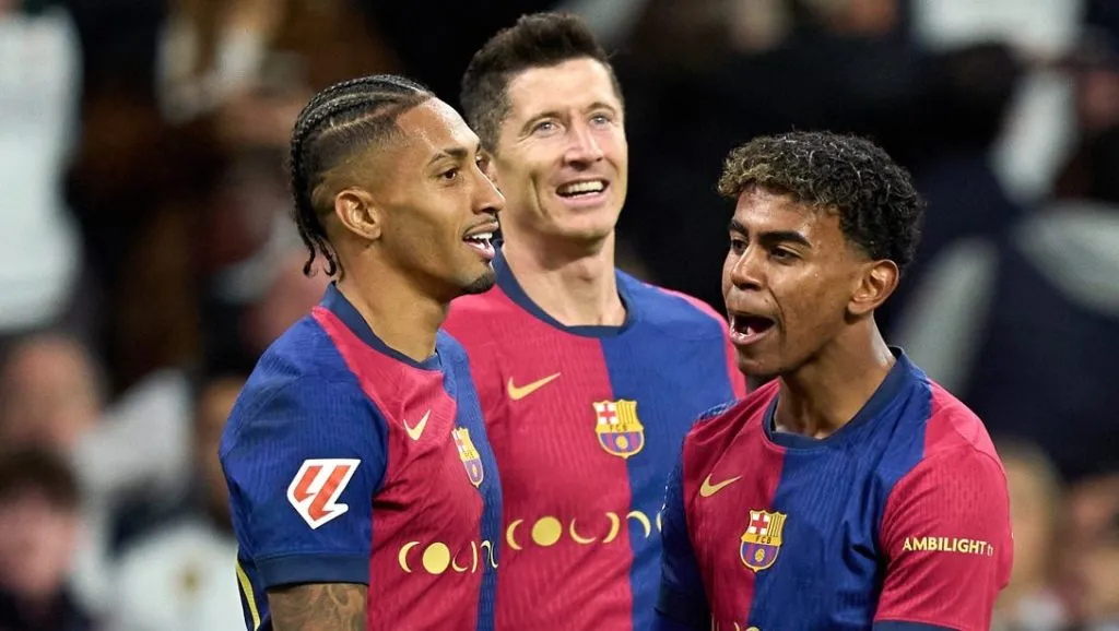 Raphinha, Lewandowski e Lamine Yamal , com a camisa vermelha e azul do Barcelona. (Photo by Angel Martinez/Getty Images)