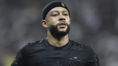 Memphis Depay vai contra a torcida do Corinthians e aponta culpado pelos gols sofridos. (Photo by Alexandre Schneider/Getty Images)
