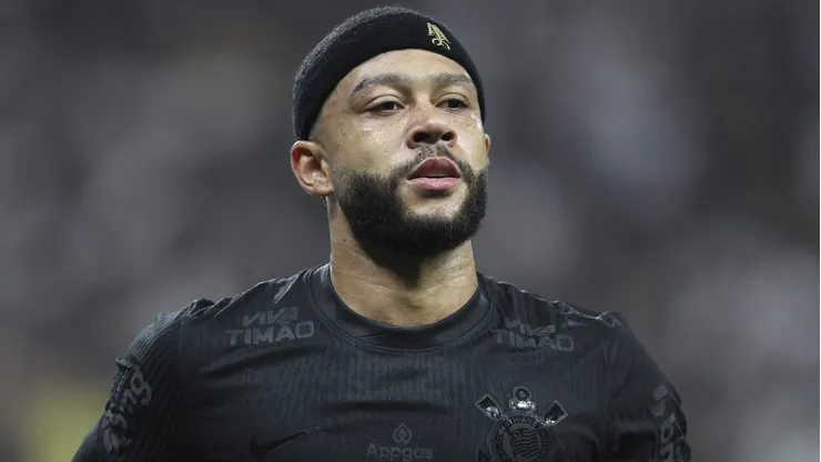 Memphis Depay vai contra a torcida do Corinthians e aponta culpado pelos gols sofridos. (Photo by Alexandre Schneider/Getty Images)