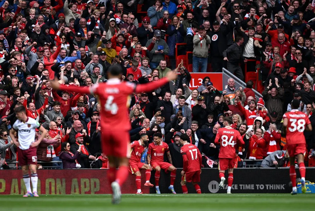 Luis Díaz, do Liverpool, comemora o primeiro gol de sua equipe com os companheiros Mohamed Salah e Curtis Jones durante a partida da Premier League entre Liverpool FC e West Ham United FC, em Anfield, no dia 13 de abril de 2025, em Liverpool, Inglaterra. (Foto de Justin Setterfield/Getty Images)