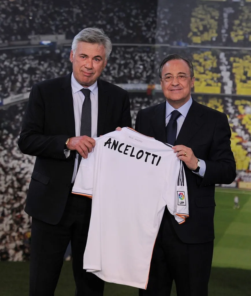 Ancelotti e Florentino Pérez, de terno preto, pelo Real Madrid 