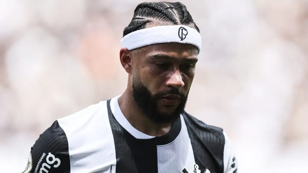 Memphis, com a camisa branca e preta do Corinthians, em campo. (Photo by Alexandre Schneider/Getty Images)