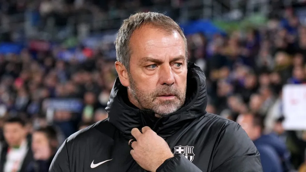 Hansi Flick, treinador do Barcelona, com a jaqueta preta, em campo