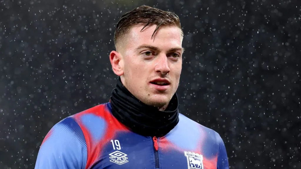 Liam Delap, alvo do Chelsea, em campo, com a camisa azul (Photo by Alex Livesey/Getty Images)
