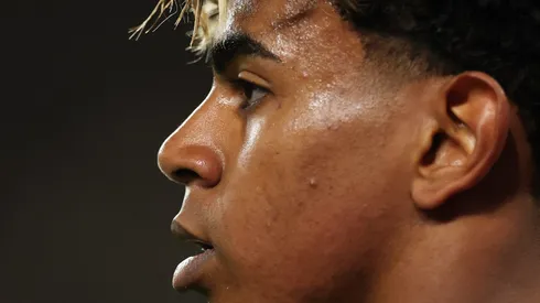 Lamine Yamal desequilibrou todos os Clássicos da última temporada com gols e assistências, tornando-se o maior desafio do Real Madrid. (Foto de Dean Mouhtaropoulos/Getty Images)