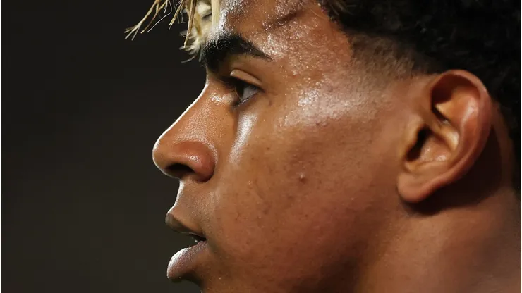 Lamine Yamal desequilibrou todos os Clássicos da última temporada com gols e assistências, tornando-se o maior desafio do Real Madrid. (Foto de Dean Mouhtaropoulos/Getty Images)