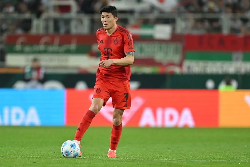 Min-jae Kim, do FC Bayern München, domina a bola durante a partida da Bundesliga entre FC Augsburg e FC Bayern München, realizada na WWK-Arena em 4 de abril de 2025, em Augsburg, Alemanha. (Foto de Sebastian Widmann/Getty Images)