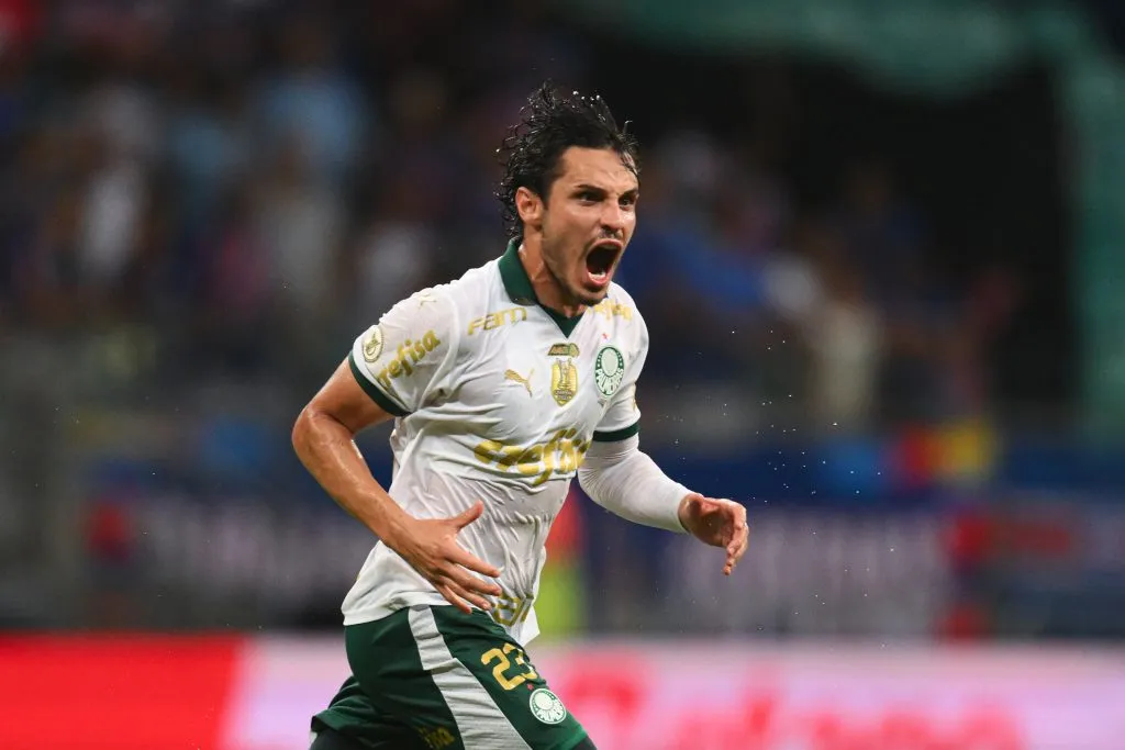 Raphael Veiga pode deixar o Palmeiras (Photo by Pedro Vilela/Getty Images)