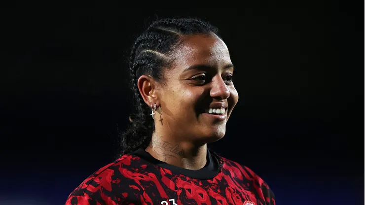 Geyse com a camisa do Manchester United (Photo by Lewis Storey/Getty Images)