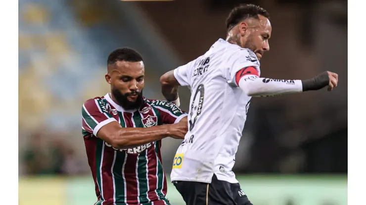 Samuel Xavier e Neymar em disputa de bola (Foto: Lucas Merçon/Fluminense FC)
