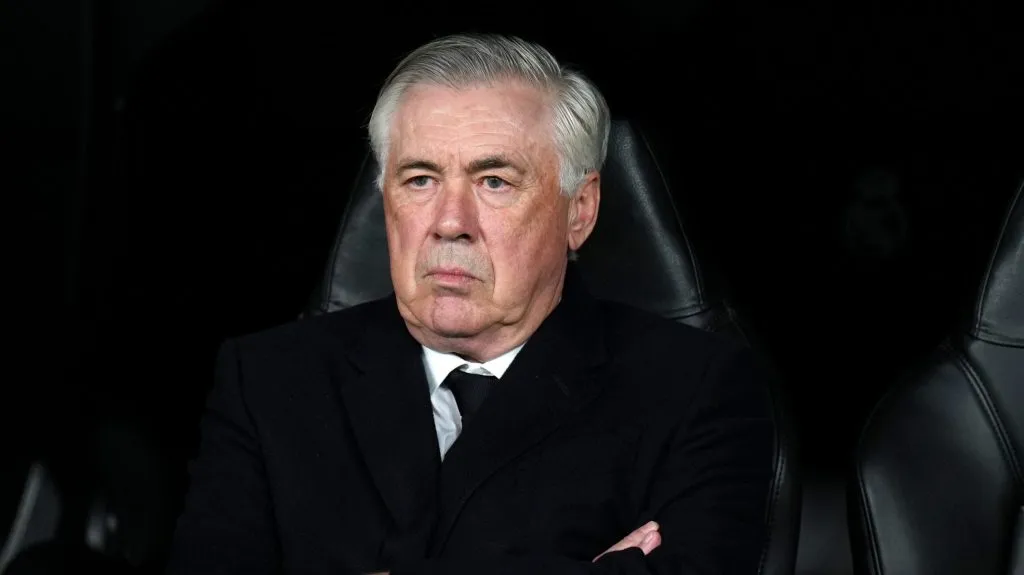 Ancelotti de terno e gravata