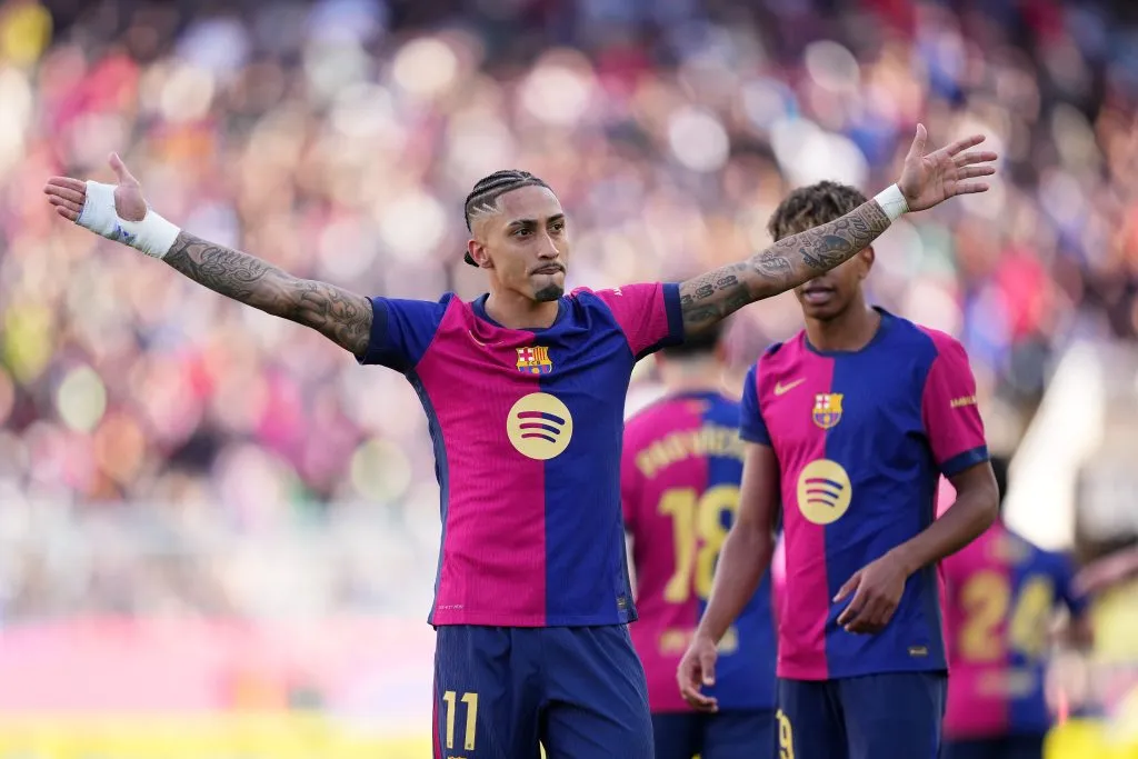 Raphinha de braços abertos