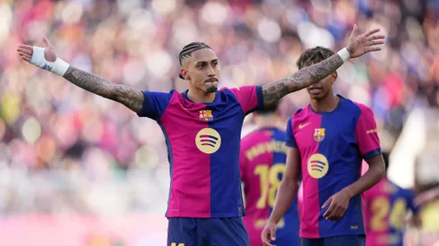 Raphinha, craque do Barcelona em campo (Photo by Alex Caparros/Getty Images)