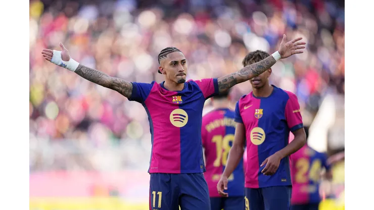 Raphinha, craque do Barcelona em campo (Photo by Alex Caparros/Getty Images)