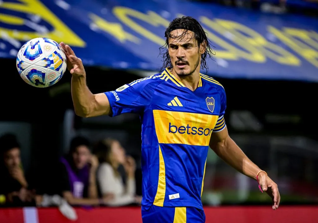 Edinson Cavani, do Boca Juniors, com a bola durante uma partida do Torneio Apertura Betano 2025 – Grupo A, entre Boca Juniors e Rosario Central, no Estádio Alberto J. Armando, em 28 de fevereiro de 2025, em Buenos Aires, Argentina. (Foto de Marcelo Endelli/Getty Images)