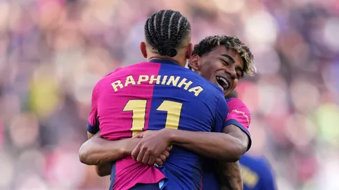 Com dois gols e uma assistência na vitória por 4 a 3 sobre o Celta de Vigo, Raphinha vive noite decisiva pelo Barcelona e encurta distância para Mohamed Salah entre os maiores assistentes da Europa. (Foto: Alex Caparros/Getty Images)