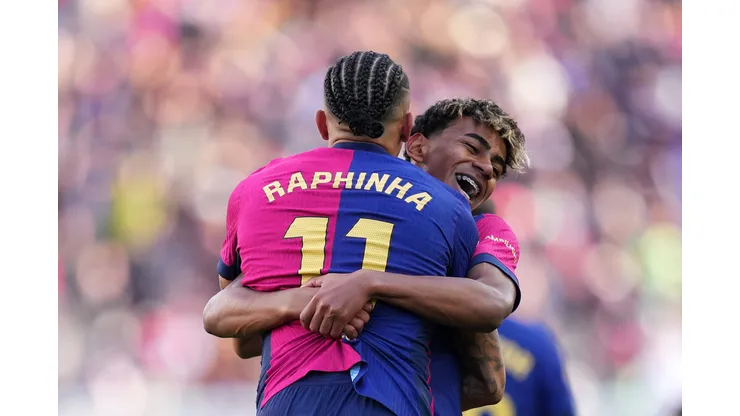 Com dois gols e uma assistência na vitória por 4 a 3 sobre o Celta de Vigo, Raphinha vive noite decisiva pelo Barcelona e encurta distância para Mohamed Salah entre os maiores assistentes da Europa. (Foto: Alex Caparros/Getty Images)