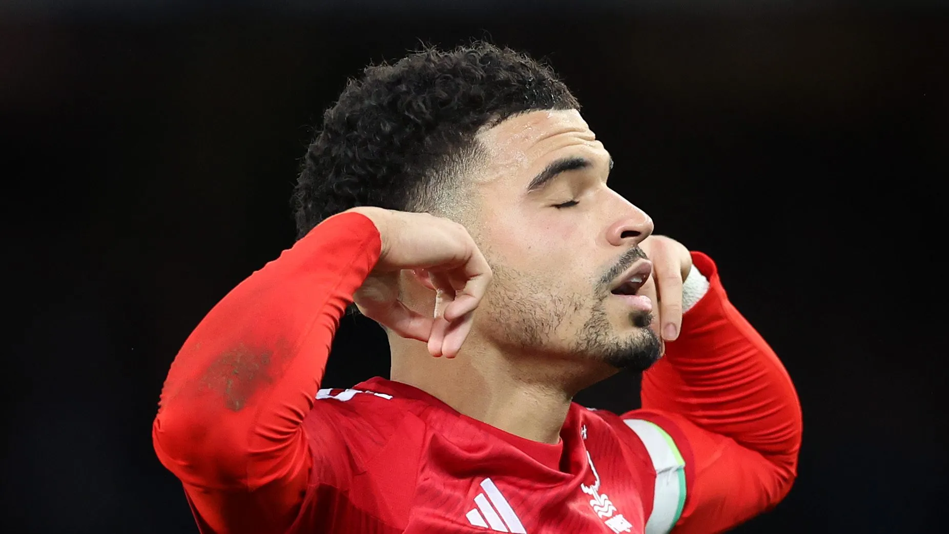 Com a janela de transferências se aproximando, o Manchester City intensifica a busca por um jogador que una técnica e vigor físico no meio-campo.  (Photo by Alex Livesey/Getty Images)