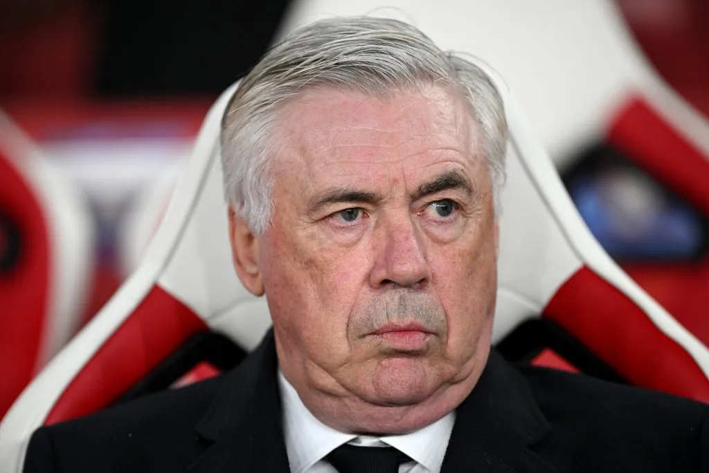 Ancelotti de terno e gravata