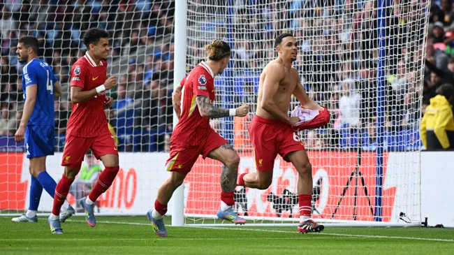 Trent Alexander-Arnold comemora gol tirando a camisa em jogo do Liverpool (Photo by Shaun Botterill/Getty Images)