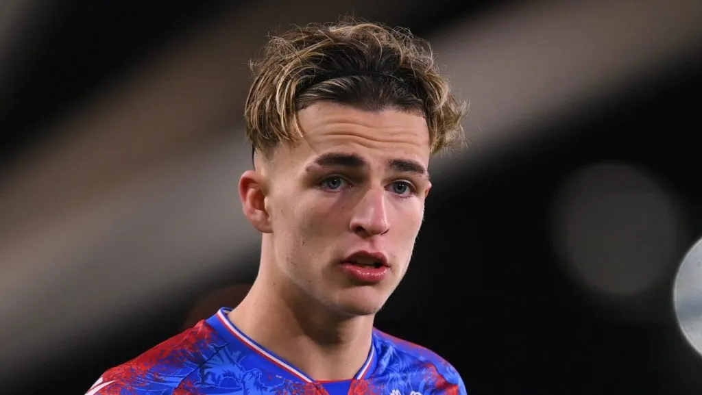 Jesse Derry, do Crystal Palace, observa o jogo durante a partida da terceira fase da FA Youth Cup entre Manchester City e Crystal Palace no Estádio Joie, em 6 de dezembro de 2024, em Manchester, Inglaterra. (Foto de Ben Roberts/Getty Images)