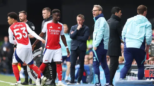 Bukayo Saka saindo de campo (Photo by Julian Finney/Getty Images)