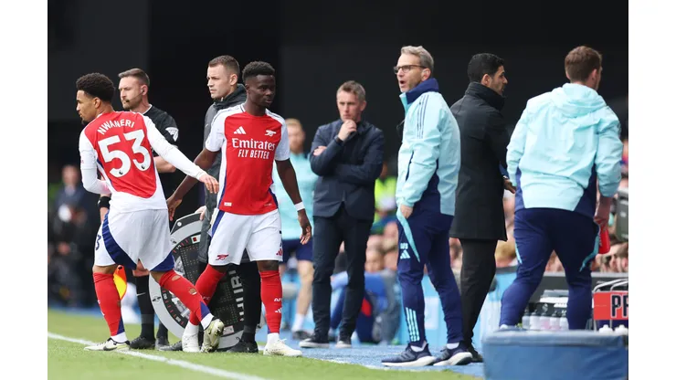 Bukayo Saka saindo de campo (Photo by Julian Finney/Getty Images)