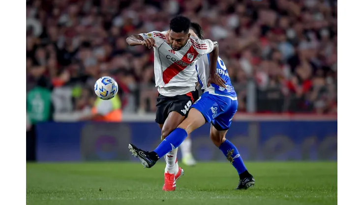 Com interesse do River Plate e da Universidad de Chile, o atacante chileno pode estar próximo de um retorno ao continente, enquanto avalia o próximo passo em sua carreira. (Foto de Marcelo Endelli/Getty Images)