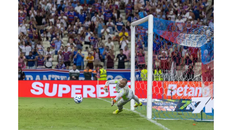 O Verdão chegou a oferecer cerca de 11,3 milhões de reais, mas o goleiro de 25 anos assegurou que está focado em suas metas no clube gaúcho. Foto Lucas EmanuelAGIF