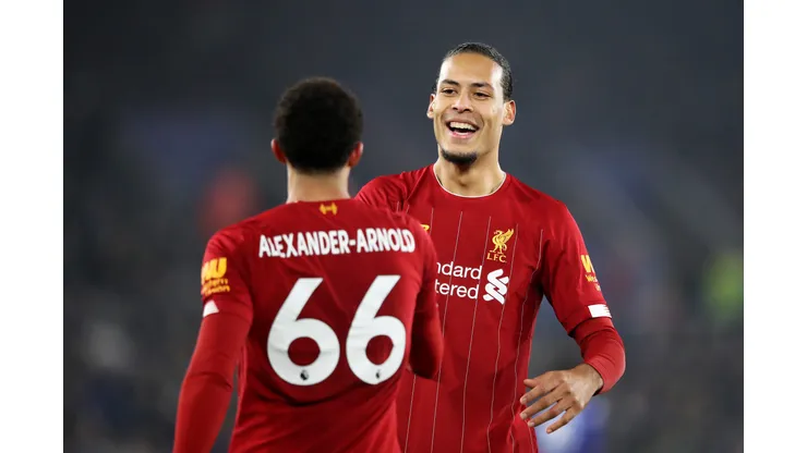 Alexander-Arnold e Van Dijk em campo (Photo by Alex Pantling/Getty Images)