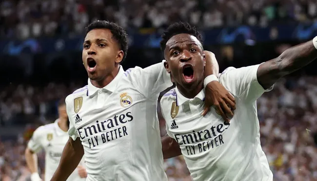 Rodrygo e Vini Jr, em campo, com a camisa branca do Real Madrid. (Photo by Julian Finney/Getty Images)