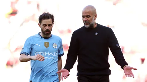 Pep Guardiola conversa com Bernardo Silva