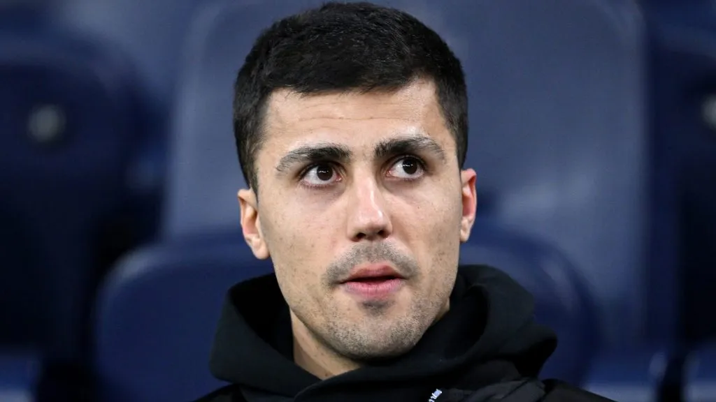 Rodri, volante do Manchester City, de jaqueta preta. (Photo by Justin Setterfield/Getty Images)