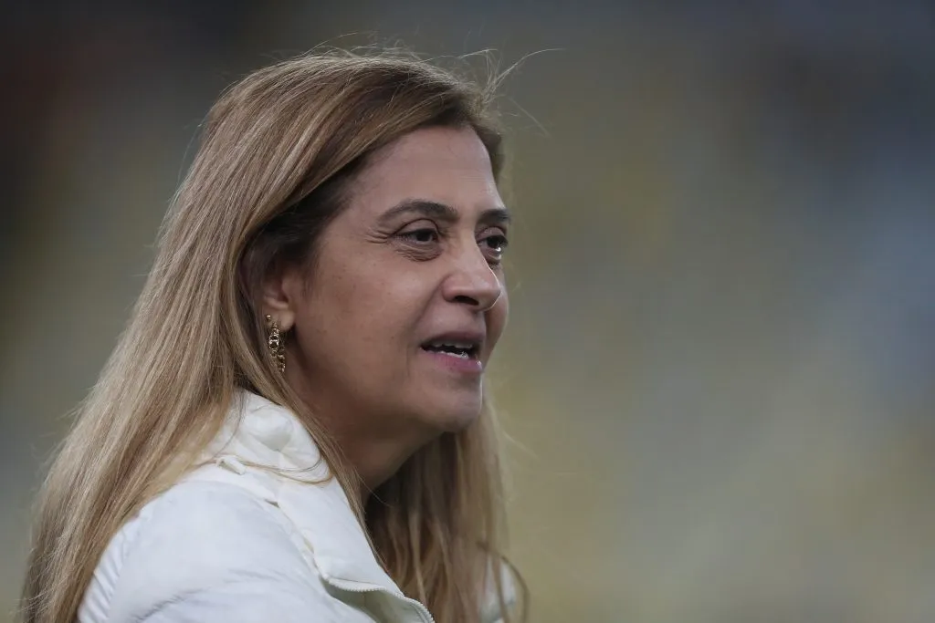 Leila Pereira de branco