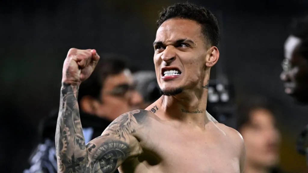 Antony, em campo, comemorando pelo Betis, ex-Manchester United. (Photo by Octavio Passos/Getty Images)