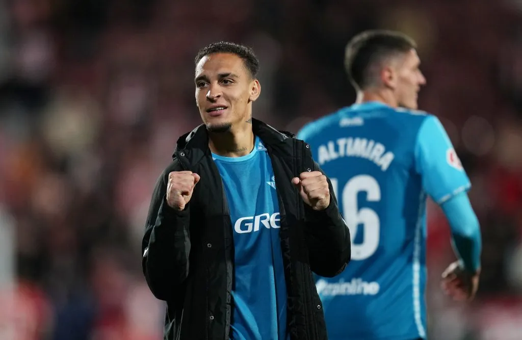 Antony comemora vitória e faz gesto com as mãos