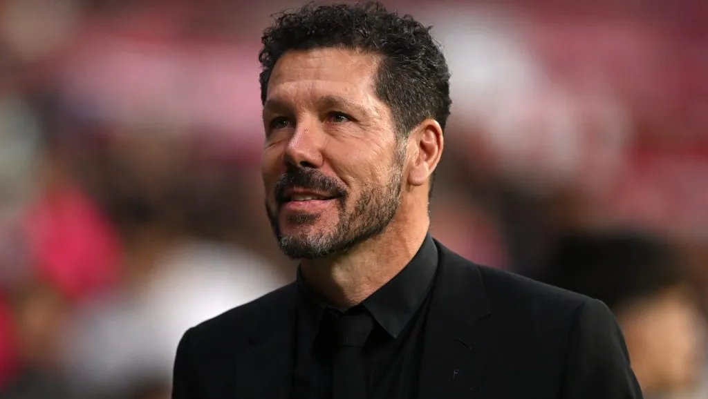 Diego Simeone, de terno preto, pelo Atlético de Madrid. (Photo by Denis Doyle/Getty Images)